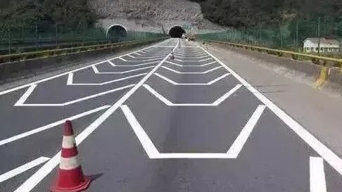 高速路上的交通标志标线图解,减速标线导流线啥意思