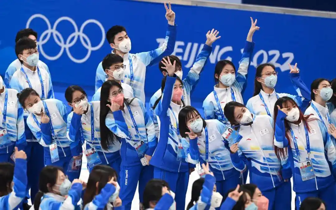 冬奥会志愿者风采：用热情服务与魔鬼训练，保障赛会高效运转