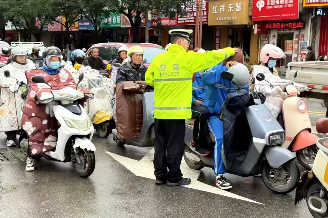 4月起电动车新规实施!没牌上路最高罚2000元,车主注意了