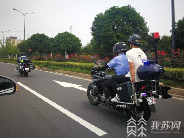 高考出行方式多样,各地现温情送考瞬间,为考生保驾护航