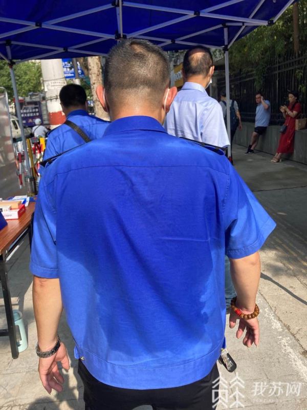 高考出行方式多样,各地现温情送考瞬间,为考生保驾护航