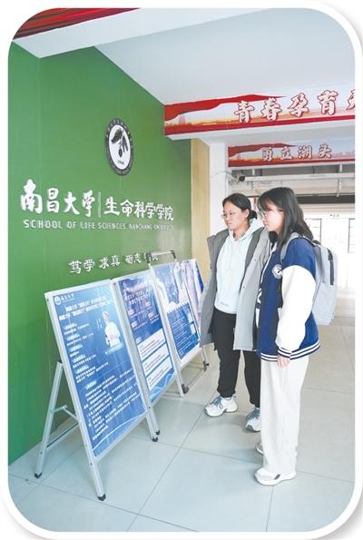 大学生追讲座那些事儿:抢前排、跨校听,探寻大学之道