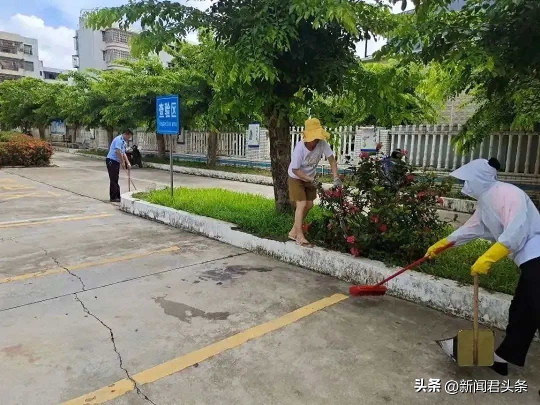 万宁交警开展违停治理行动,净化道路交通环境