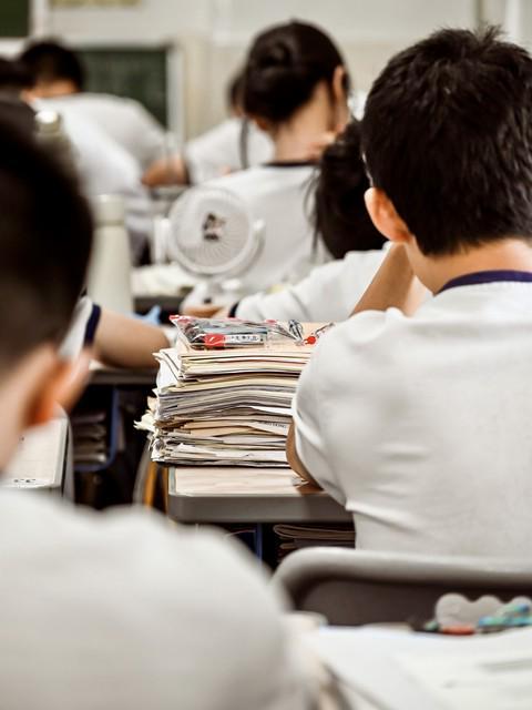 在高考不取消的前提下,有哪些减负措施可以确保学生负担减轻?