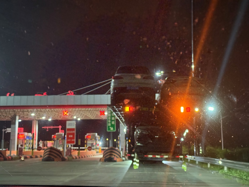 多地现违规‘飞机板’车辆运输车,严重影响高速路交通安全