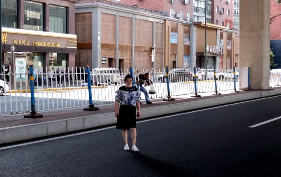 哈市交警强化治理行人违法,曝光典型违章行为予以警示