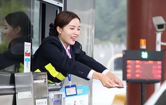 高速节假日免费政策利弊：车主受益，交通拥堵加剧？