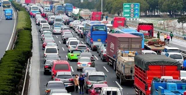 高速节假日免费政策利弊:车主受益,交通拥堵加剧?