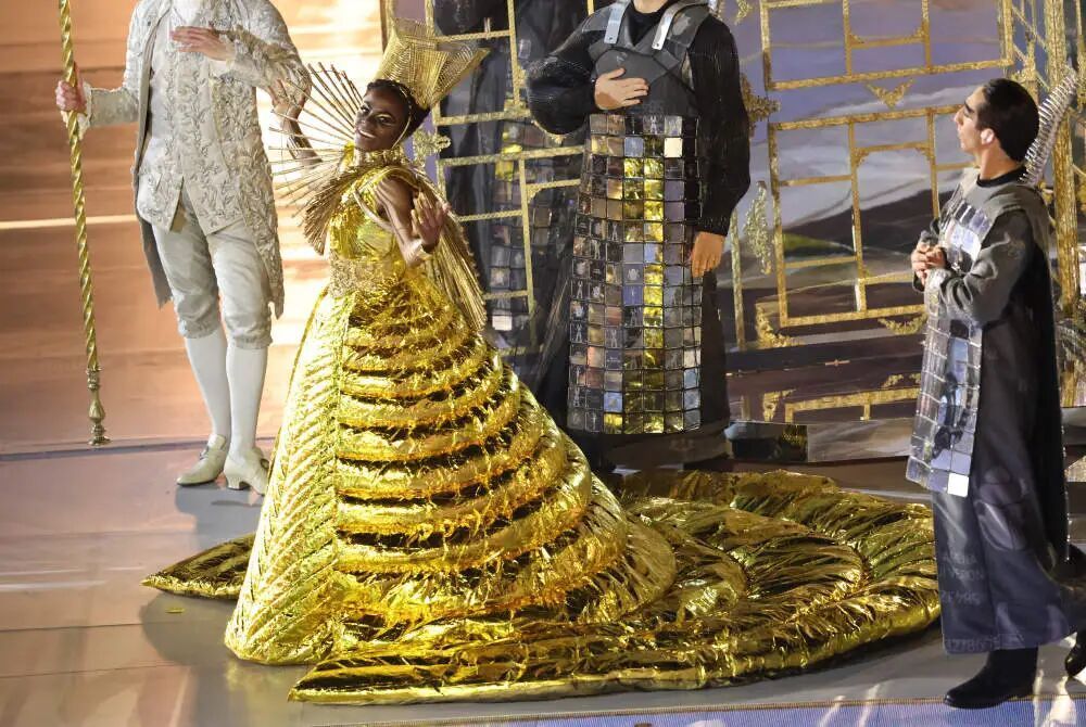 米兰冬奥会闭幕式精彩瞬间:志愿者致谢与各代表团入场等