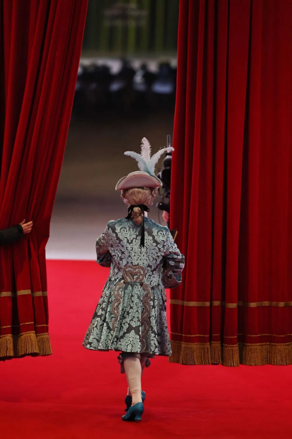 米兰冬奥会闭幕式精彩瞬间:志愿者致谢与各代表团入场等