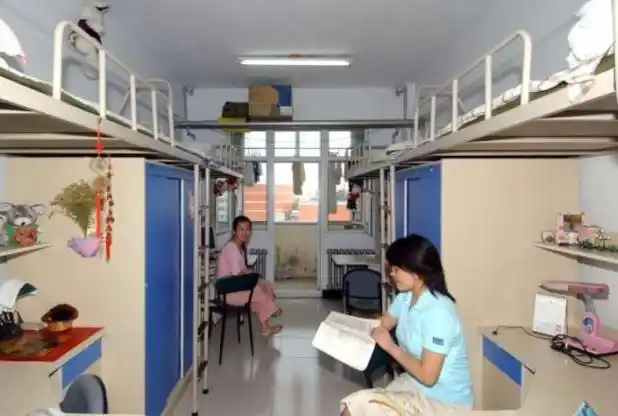 大学寝室环境差距大,新生幻想与现实落差,寒酸寝室引关注