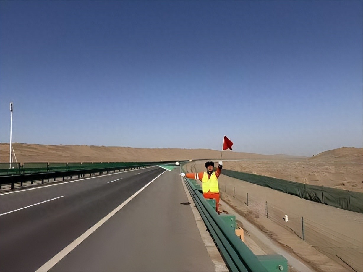 晨光中的公路守护者——直击敦当高速公路冬季日常养护第一线