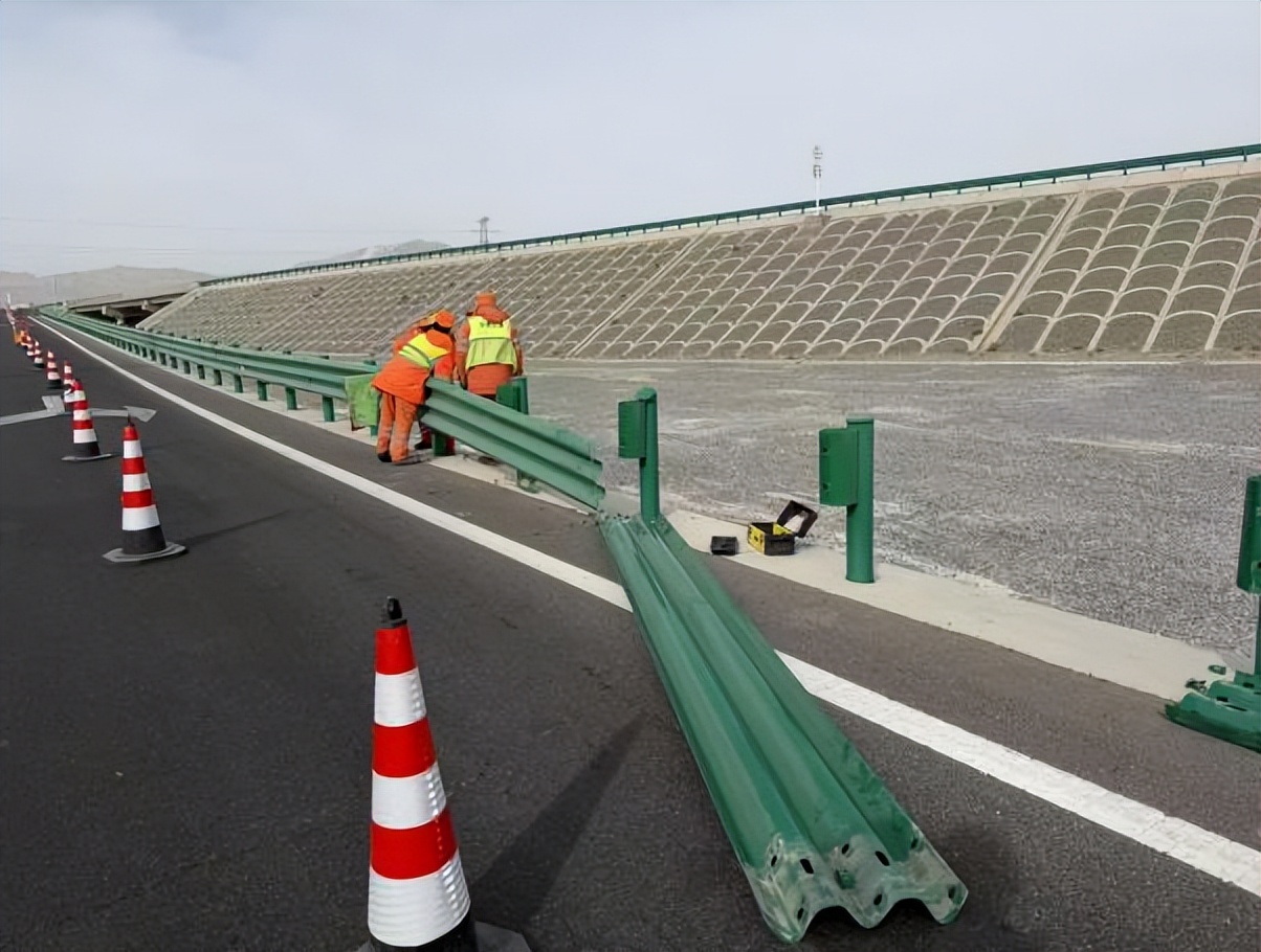 晨光中的公路守护者——直击敦当高速公路冬季日常养护第一线