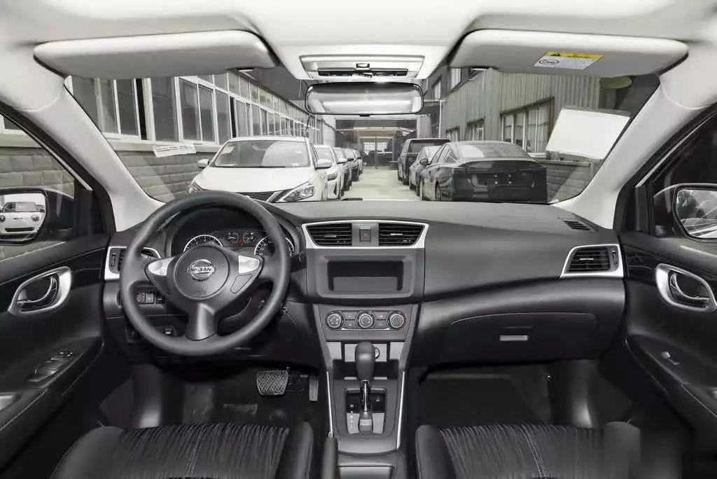 老交警提醒:红灯越线未收到违章通知,背后或藏隐患